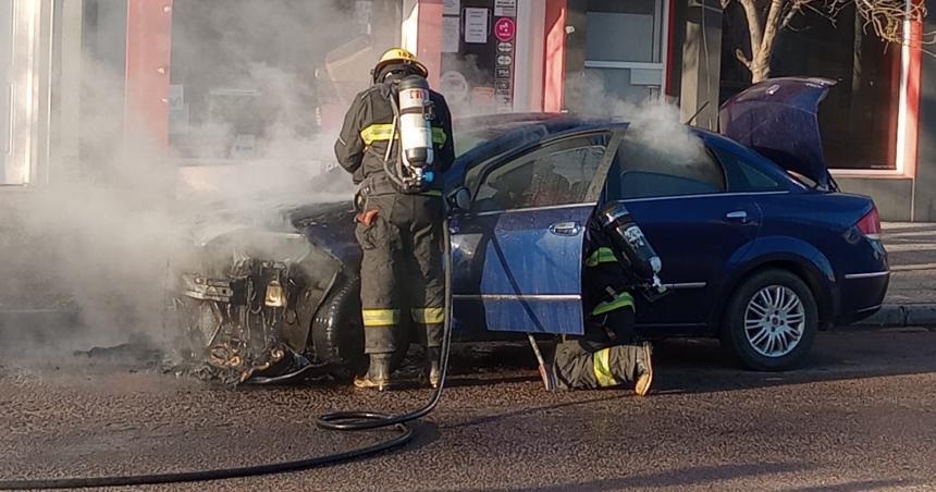 Otro auto en llamas ahora en General Pico (video)