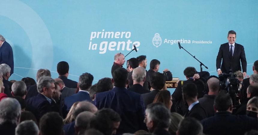 Massa anuncioacute quita de subsidios y un bono refuerzo para los jubilados