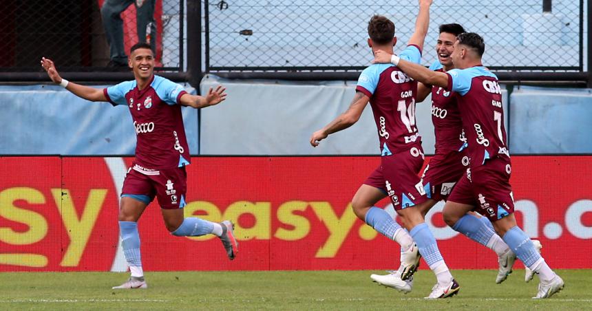 Arsenal dejoacute sin invicto a Atleacutetico Tucumaacuten