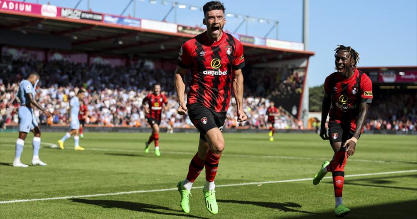 El Aston Villa de Dibu Martiacutenez cayoacute en el debut