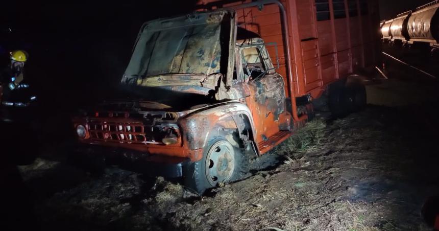 Pico- se incendioacute un camioacuten y sospechan que fue intencional