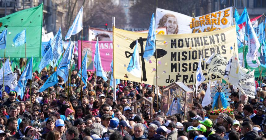 San Cayetano- movimientos sociales marcharon e insistieron con el salario baacutesico universal