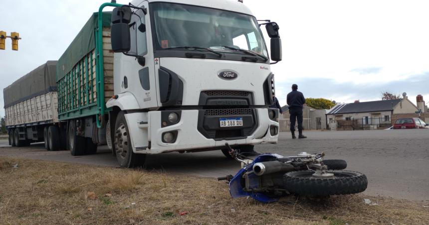 Un menor en estado reservado al chocar con su moto en Pico
