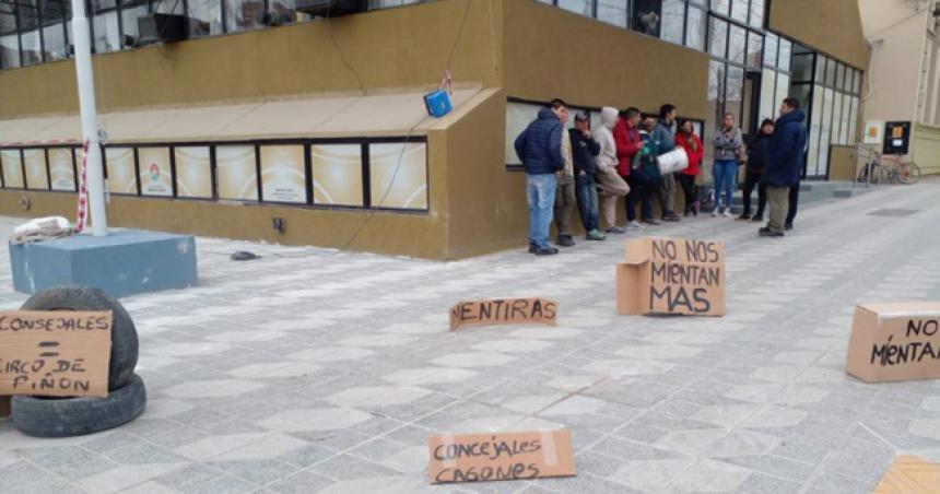 Trabajadores del frigoriacutefico de Acha protestaron frente al municipio