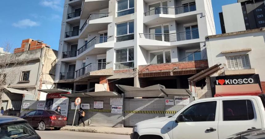 Murioacute un trabajador santarrosentildeo al caer de un edificio en Bahiacutea Blanca