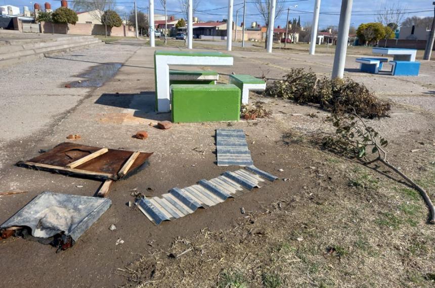 Ataque vandaacutelico a un parque infantil en un barrio de Santa Rosa
