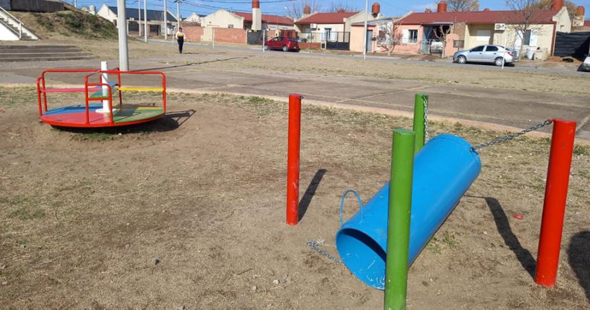 Ataque vandaacutelico a un parque infantil en un barrio de Santa Rosa