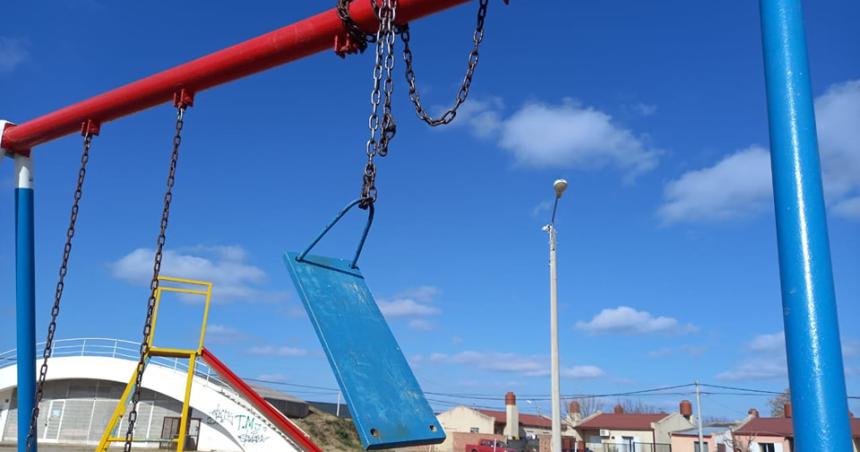 Ataque vandaacutelico a un parque infantil en un barrio de Santa Rosa