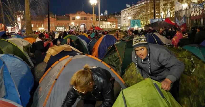 Piqueteros en Plaza de Mayo- La situacioacuten social estaacute reventando
