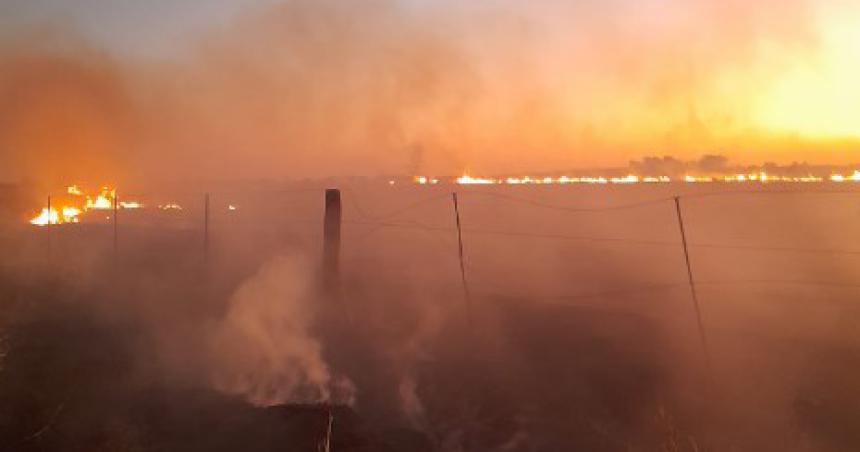 Incendio en un tractor se propagoacute sobre un lote