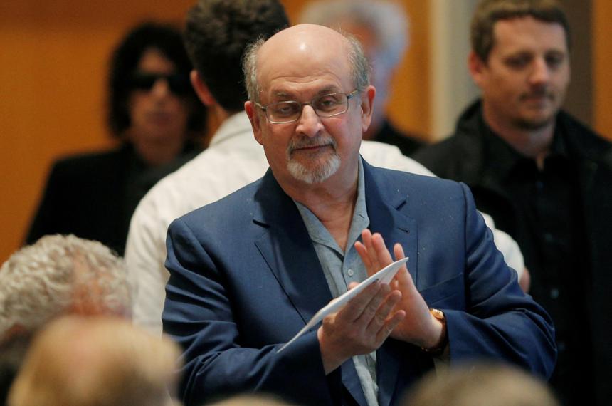 Apuntildealaron al escritor Salman Rushdie durante una lectura puacuteblica