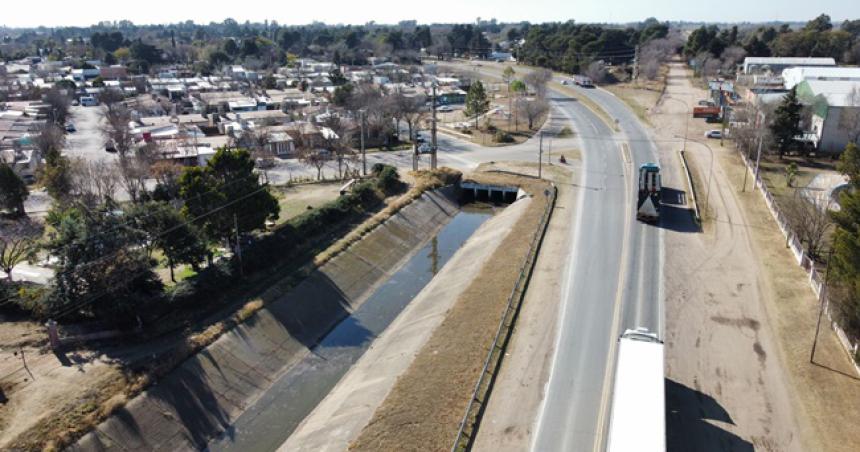 Limpian canales y desaguumles pluviales en Pico