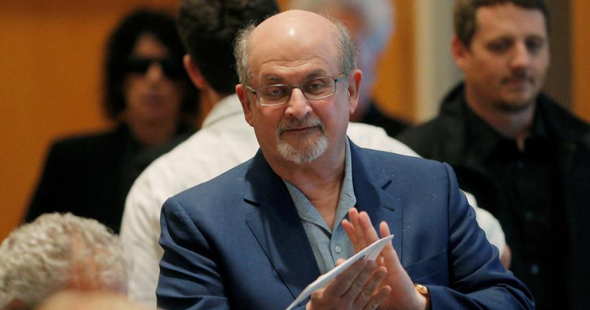 Apuntildealaron al escritor Salman Rushdie durante una lectura puacuteblica