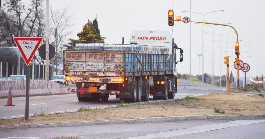 Un camioacuten con una carga peligrosa quedoacute varado en la avenida Circunvalacioacuten