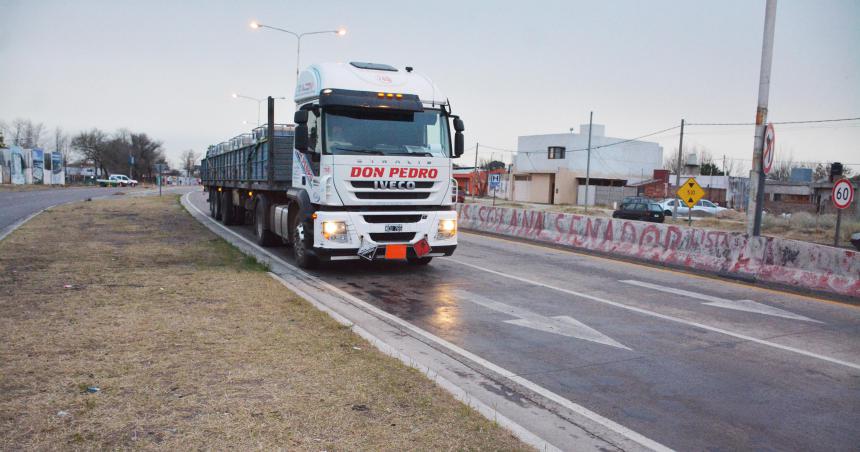 Un camioacuten con una carga peligrosa quedoacute varado en la avenida Circunvalacioacuten