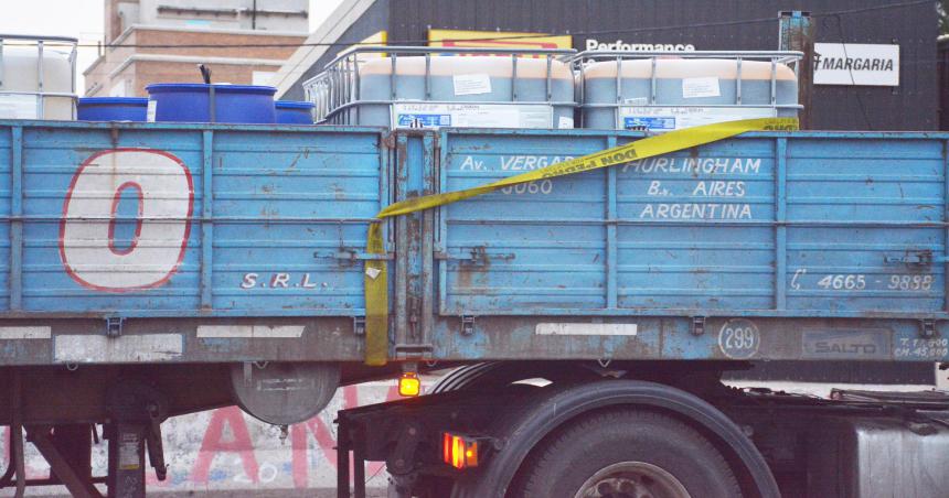 Un camioacuten con una carga peligrosa quedoacute varado en la avenida Circunvalacioacuten