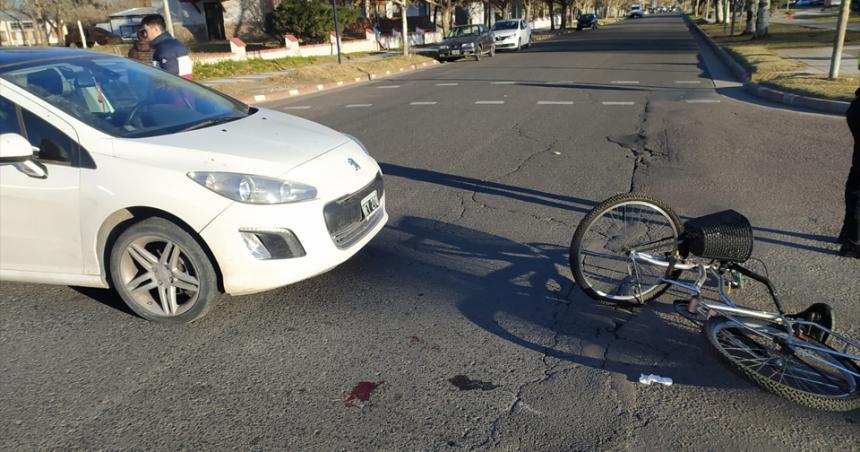 Una ciclista fue trasladada al Molas tras un choque