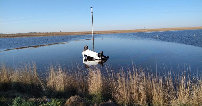 Volcoacute un auto en la ruta 10 y terminoacute en una laguna