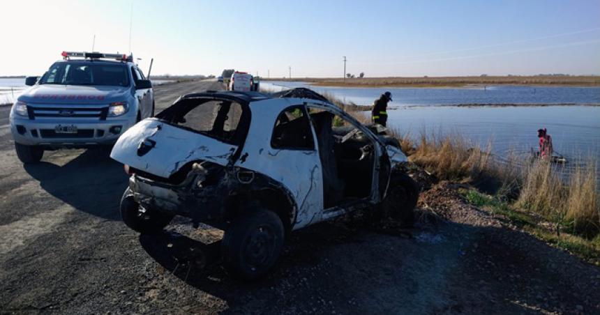 Volcoacute un auto en la ruta 10 y terminoacute en una laguna