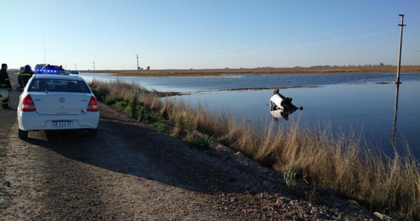 Volcoacute un auto en la ruta 10 y terminoacute en una laguna