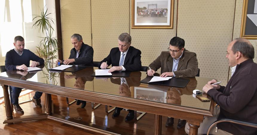 Firmaron el contrato para la nueva liacutenea de media tensioacuten entre Padre Buodo y Peruacute