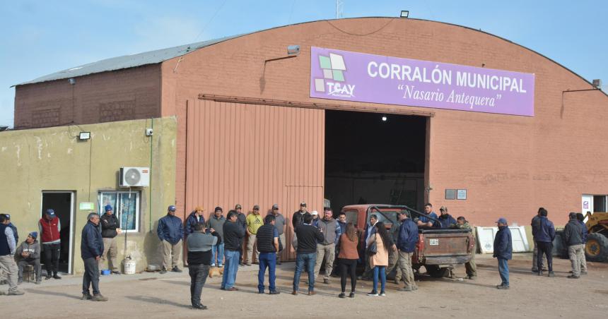 Denuncian aprietes a trabajadores municipales en Toay y analizan ir al paro