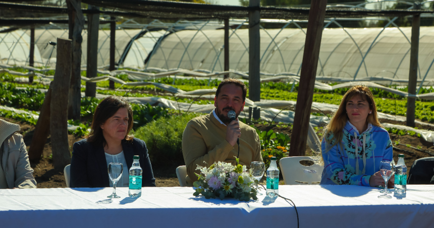 Di Naacutepoli y Fernanda Gonzaacutelez en la Escuela Hortiacutecola Municipal