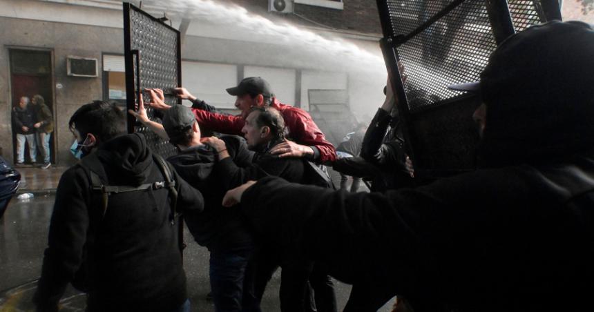 Tiraron las vallas y la Policiacutea portentildea reprimioacute frente a la casa de la vicepresidenta