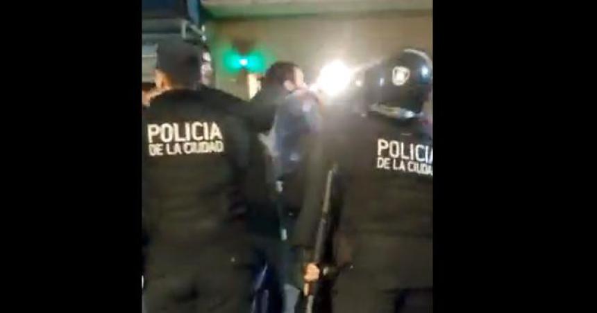 Video- la policiacutea portentildea golpeoacute a Maacuteximo Kirchner