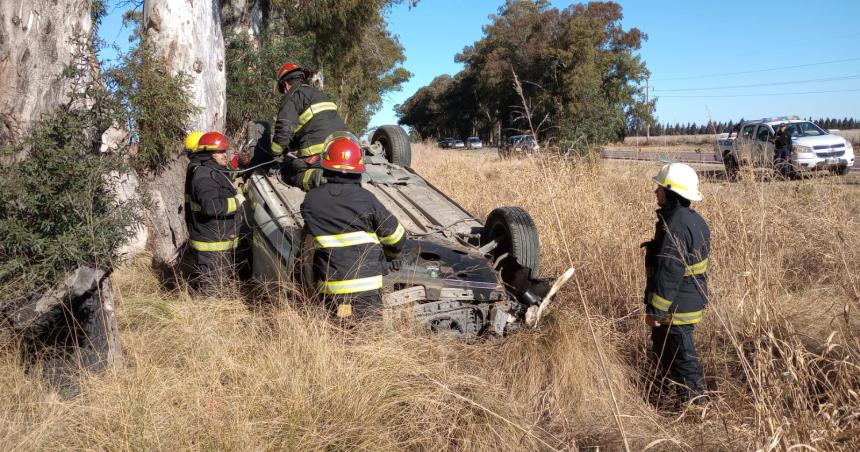 Despistoacute dio varios tumbos y terminoacute entre dos aacuterboles- se salvoacute de milagros