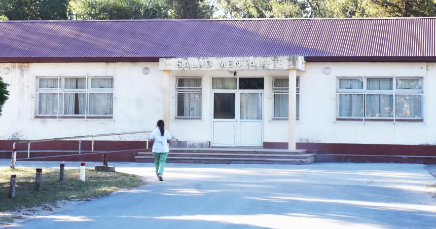 Una joven santarrosentildea fue apuntildealada y se debate entre la vida y la muerte