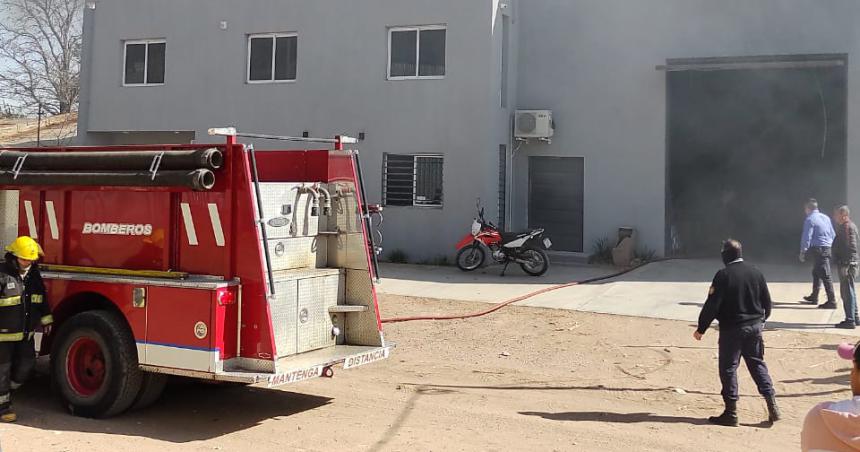 Incendio en una planta de acopio de alimento balanceado en el Barrio Sur