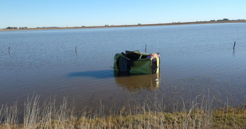 Volcoacute un auto y terminoacute en una laguna sobre la ruta provincial 10