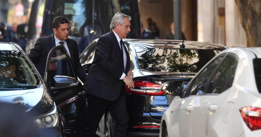 Alberto Fernaacutendez visitoacute a Cristina en su departamento