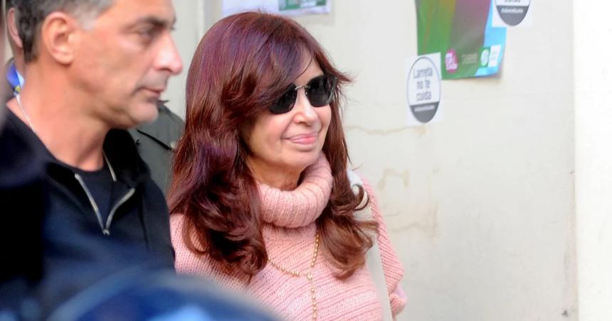 Cristina Fernaacutendez salioacute de su departamento de Recoleta y saludoacute a un grupo de militantes