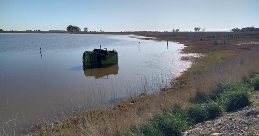 Volcoacute un auto y terminoacute en una laguna sobre la ruta provincial 10