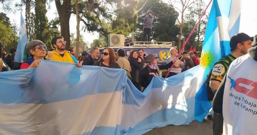 Atentado a Cristina- pampeanas y pampeanos sin distinciones de ninguacuten tipo nos unimos para repudiarlo