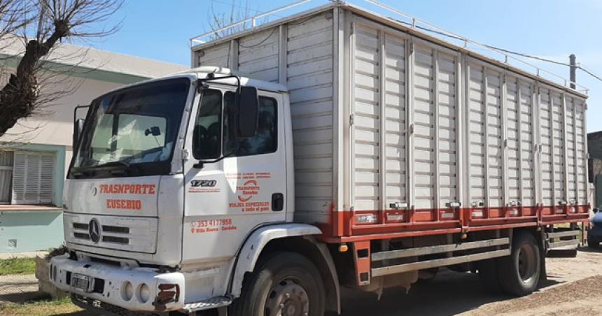 Secuestran un camioacuten en un cruce de rutas