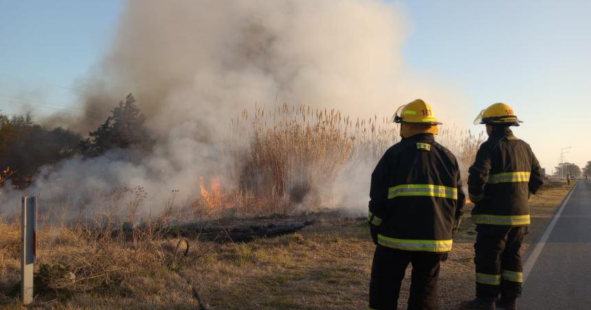 Incendio en un desarmadero en General Pico- el duentildeo no dejoacute entrar a los bomberos