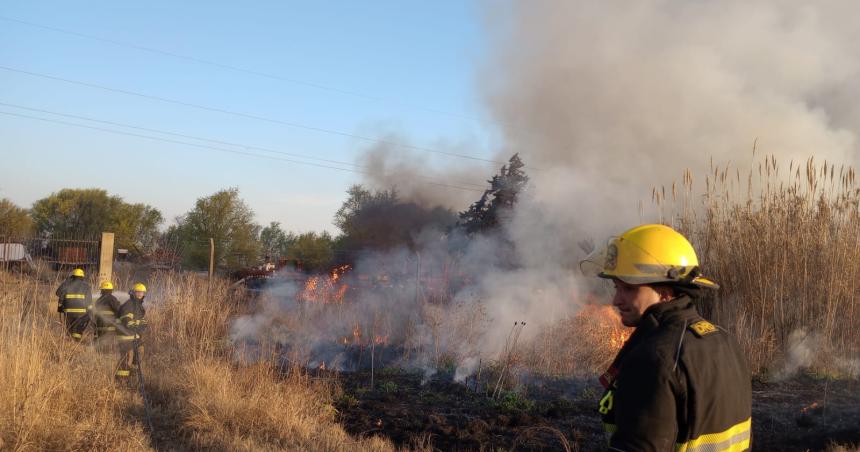 Incendio en un desarmadero en General Pico- el duentildeo no dejoacute entrar a los bomberos