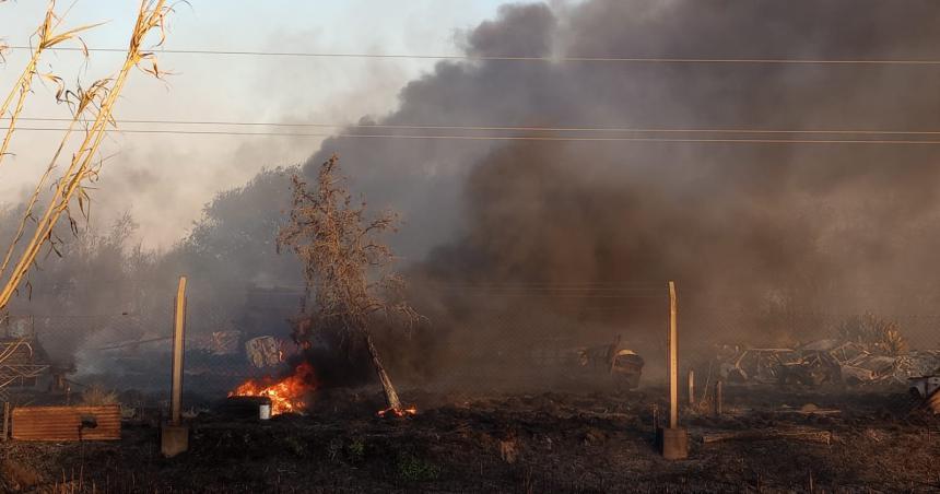 Incendio en un desarmadero en General Pico- el duentildeo no dejoacute entrar a los bomberos