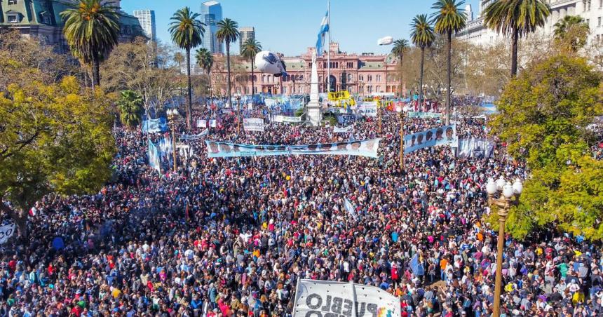Multitudinaria movilizacioacuten en Plaza de Mayo por el atentado contra la vicepresidenta