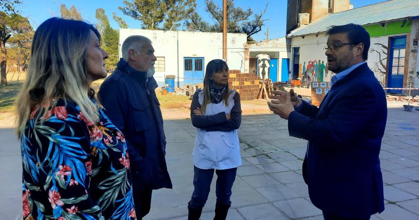 Maccione visitoacute obras en desarrollo en la escuela de Metileo