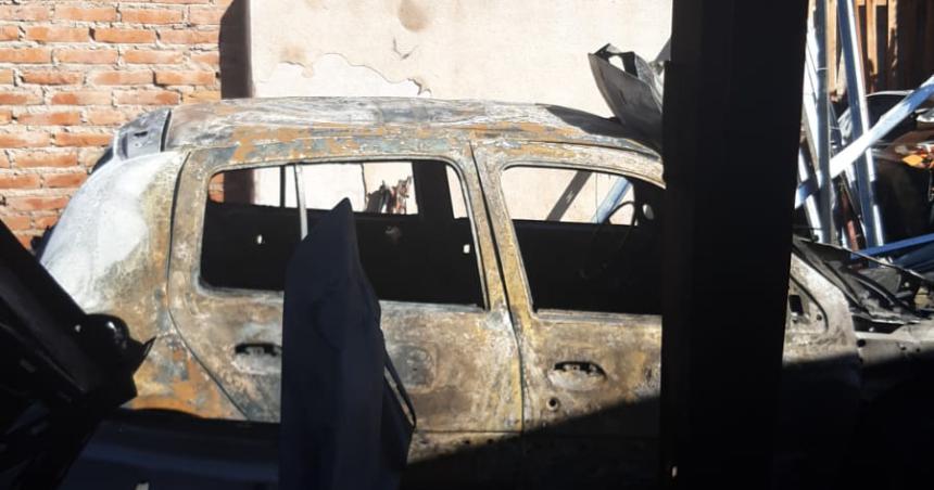 Santa Rosa- una mujer le prendioacute fuego el auto a su expareja