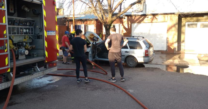 Se incendioacute un auto en barrio Rucci de Pico