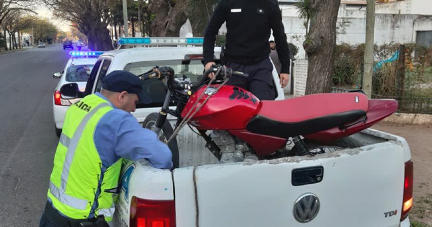 Tres motociclistas evadieron un control en Pico y uno abandonoacute su moto