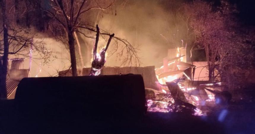 Conhello- bomberos controlaron un incendio en un galpoacuten