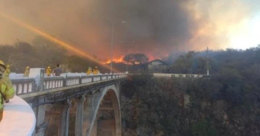 Incendios en Coacuterdoba- bomberos combaten varios focos complicados y el humo llega a la capital
