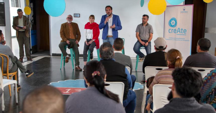Santa Rosa- entregaron 19 creacuteditos de lineas municipales