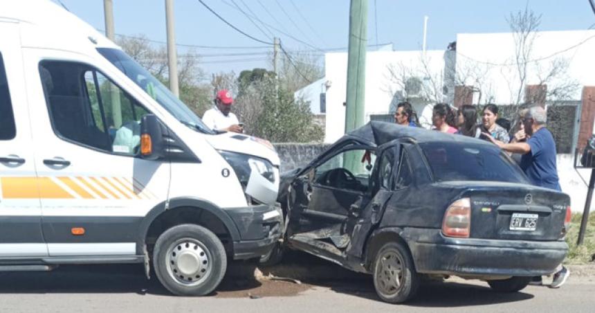 Chocaron un auto y una combi en Santa Rosa